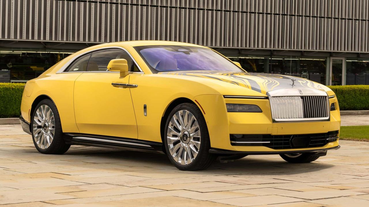 Rolls-Royce dazzles Monterey with electric spectre in semaphore yellow