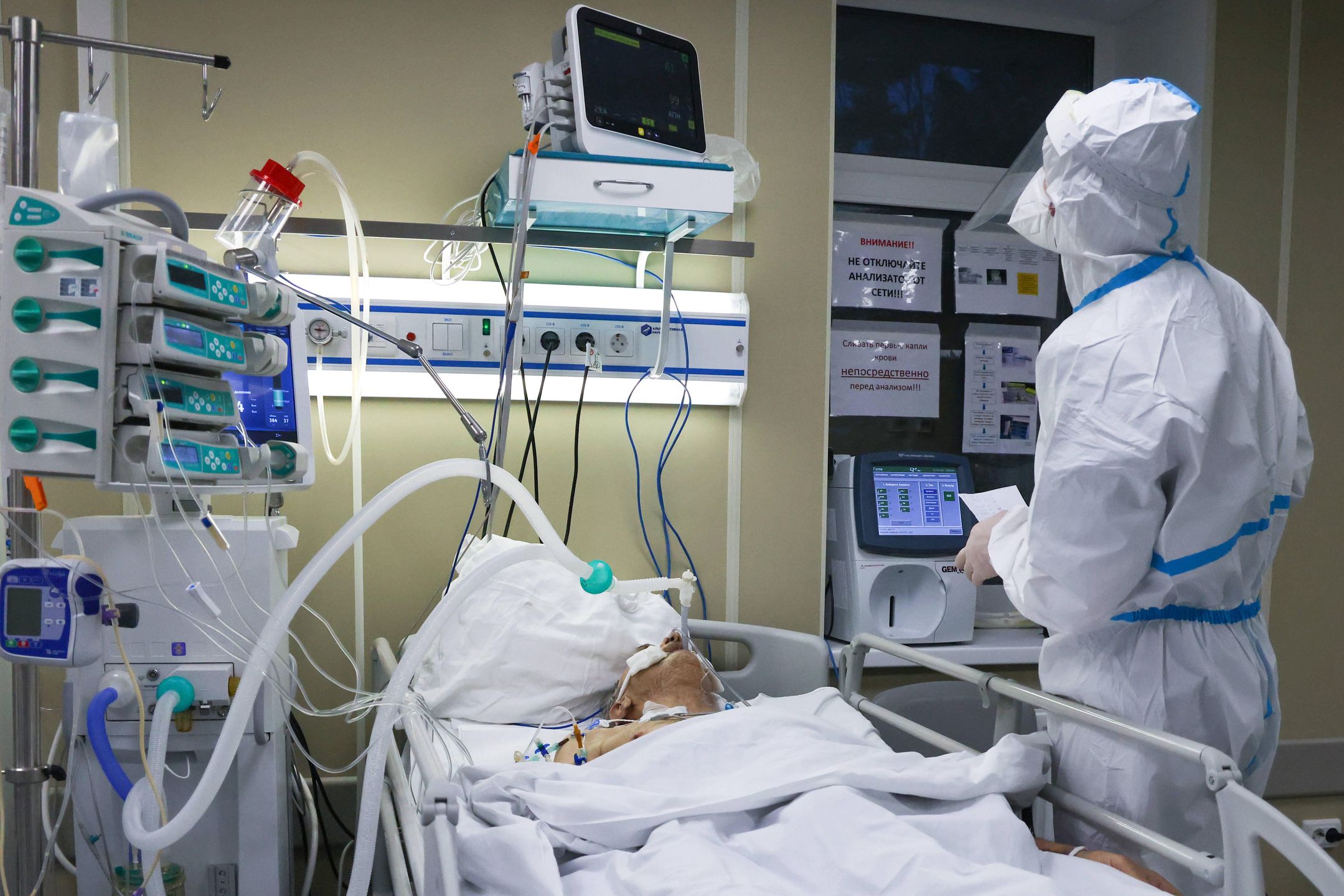 Red zone for COVID-19 patients at St Petersburg's St Luka Clinical HospitalPeter Kovalevhealthcare, medicine, pandemic, medical care, infection, novel coronavirus, disease, COVID-19, red zone, medical facility, PPE, personal protective equipment