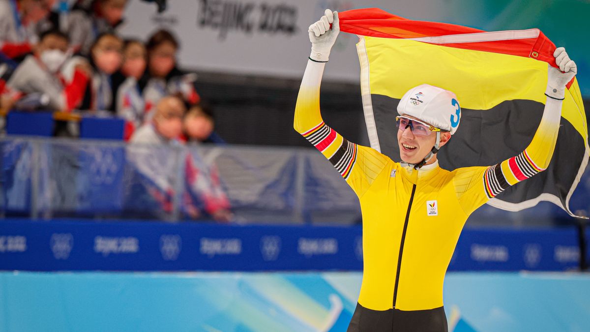 epa09771173 Bart Swings of Belgium celebrates winning the Men's Speed Skating Mass Start final at the Beijing 2022 Olympic Games, Beijing, China, 19 F?ebruary 2022.  EPA/ROMAN PILIPEY Dostawca: PAP/EPA.
