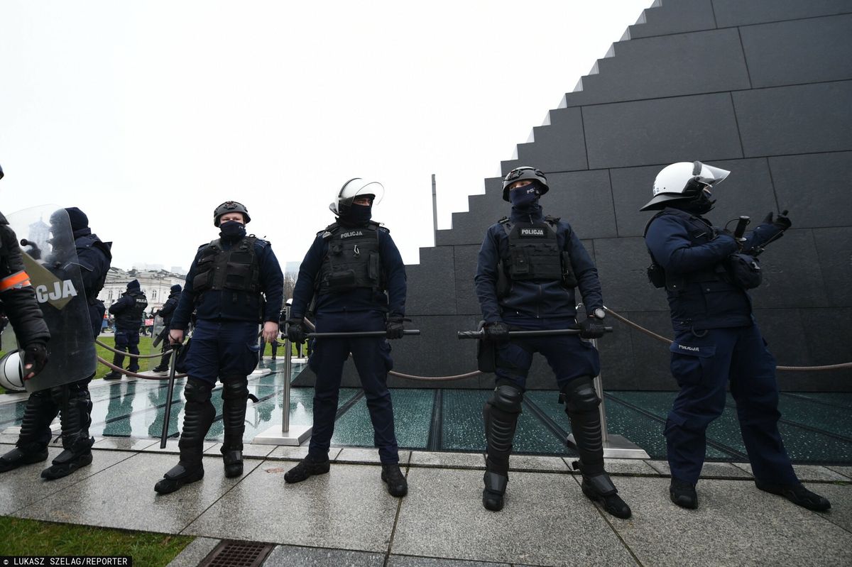 Pomnik smoleński jest strzeżony przez policję siedem dni w tygodniu