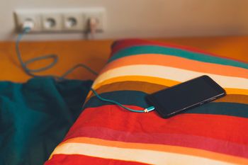 Ładujesz telefon w taki sposób? Natychmiast przestań. Oto powód