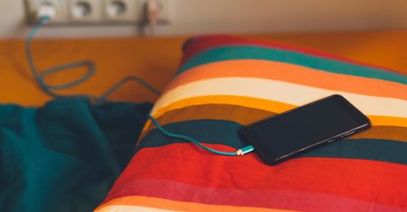 Ładujesz telefon w taki sposób? Natychmiast przestań. Oto powód