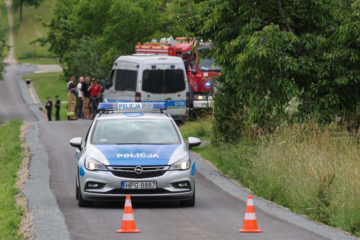 Alert RCB dla Podkarpacia: uzbrojony sprawca poszukiwany po strzelaninie w Starej Wsi. Trwa policyjna obława!