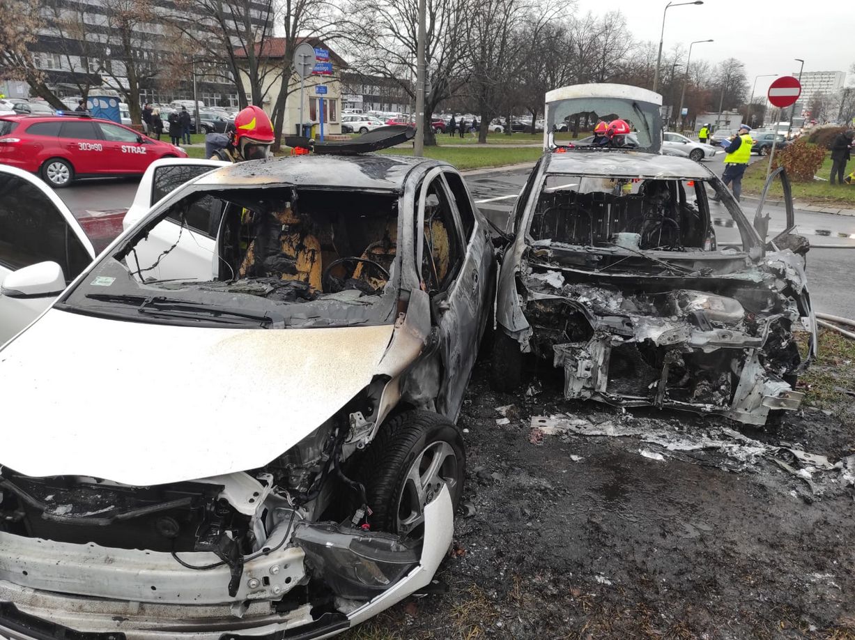 Spłonęły dwa samochody osobowe. Wypadek w Warszawie