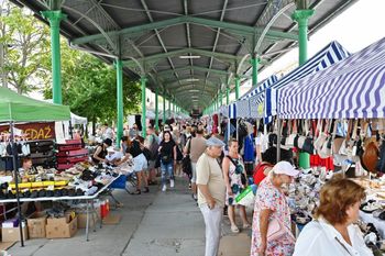 Niedziela na Świebodzkim. Tłumy wrocławian odwiedzają słynne targowisko