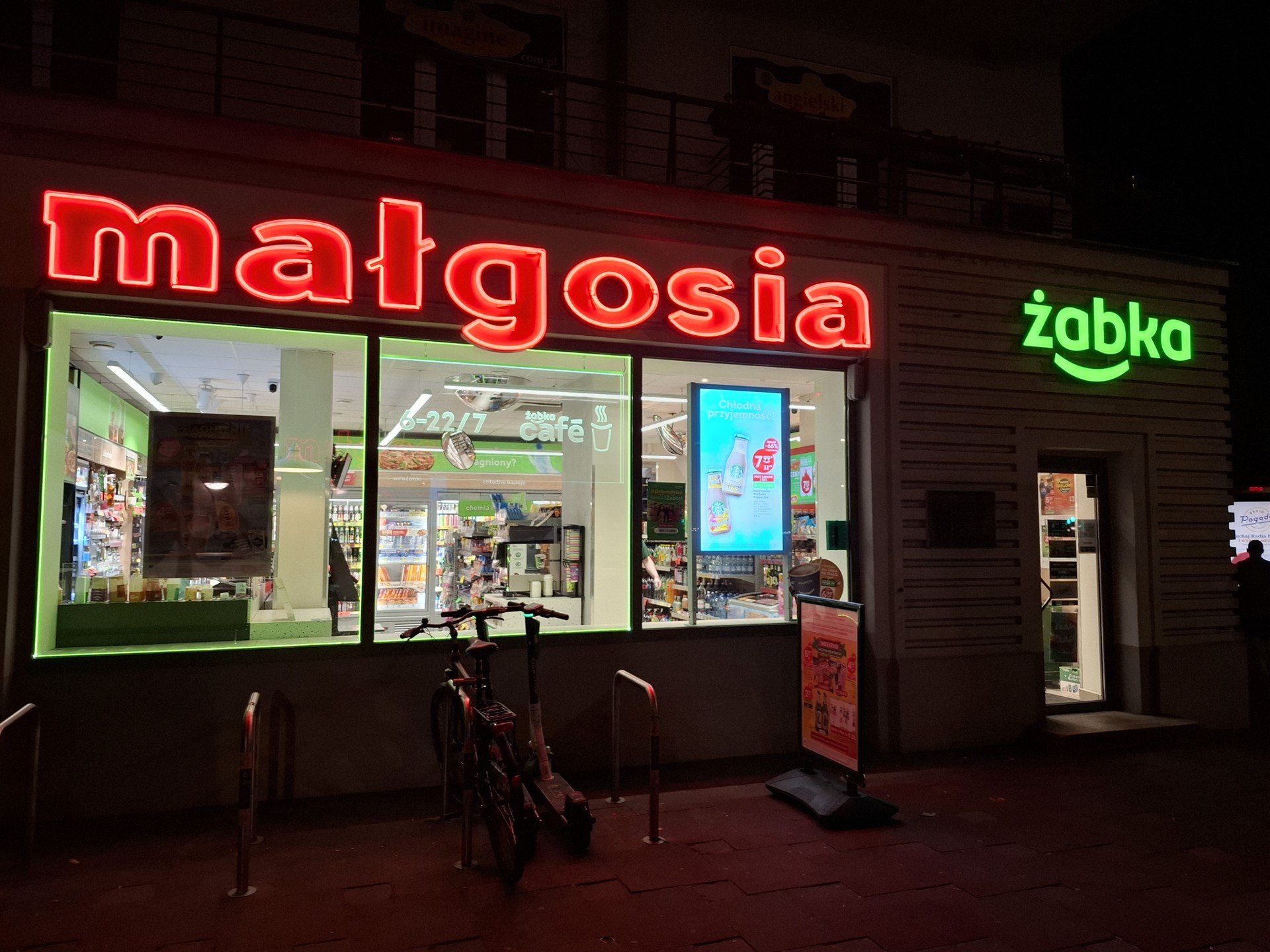 Na Żoliborzu pojawił się nowy neon. Co przedstawia
