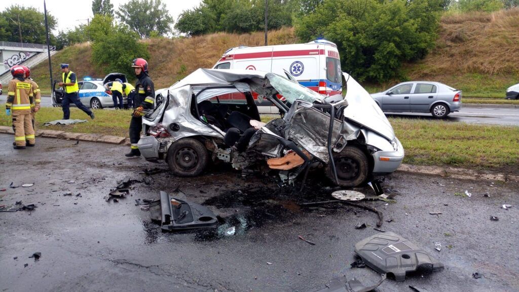 wrak volkswagena po wypadku z jeepem witosa lublin