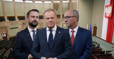 Dramatyczny sondaż dla koalicji rządzącej. Partnerzy KO pod progiem
