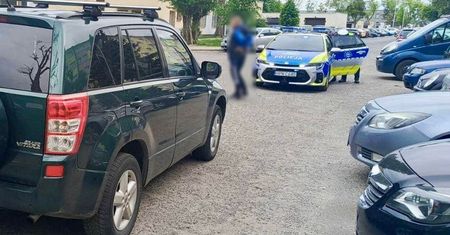 Pijany 26-latek stuknął podczas parkowania, więc pijany ojciec chciał mu pokazać, jak się to robi. Obaj trafili przed sąd