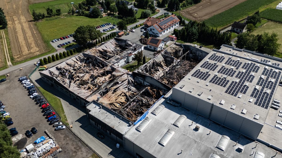 Widok na zniszczone hale Aksamu, które strawił pożar w nocy z 12 na 13 lipca