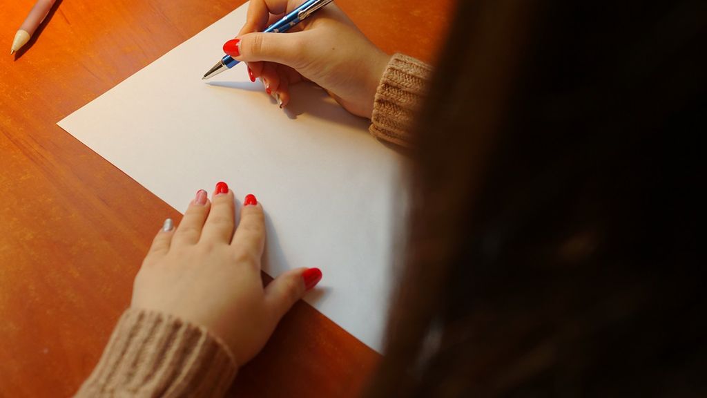 Podanie jest pismem, w którym zwracamy się z oficjalną prośbą do jakiejś instytucji, organizacji lub osoby