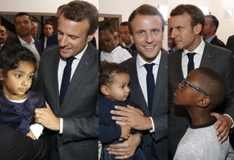 Macron pozuje z dziećmi w ośrodku dla kobiet w Tuluzie (ZDJĘCIA)