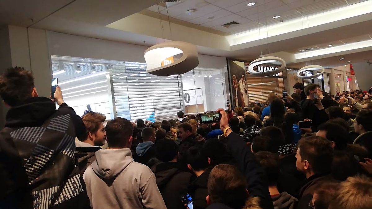 O te sprzęty Xiaomi bili się ludzie pod warszawskim Mi Store 1