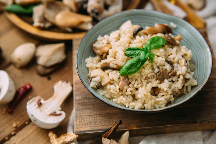 Risotto z grzybami to danie kuchni włoskiej.