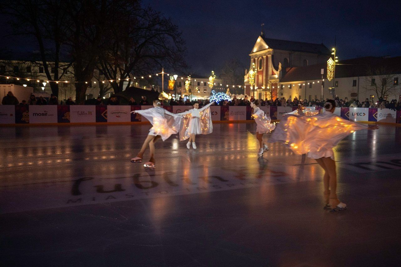 Lublin: Ślizgają się na potęgę. Lodowisko na pl. Litewskim zostanie na dłużej?