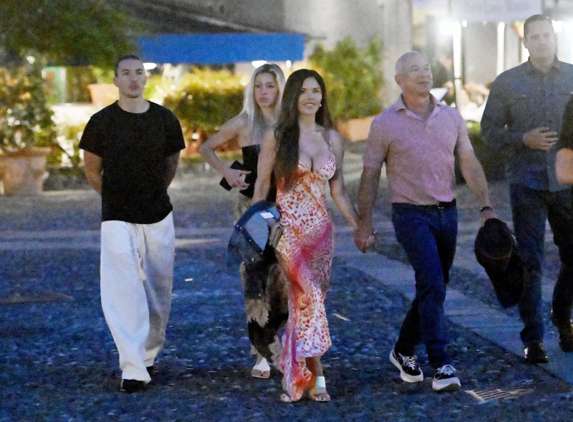 Jeff Bezos i Lauren Sanchez z przyjaciółmi we Włoszech