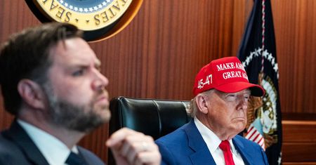 Kulisy uderzenia USA na Iran. "Trump chciał pokazać siłę, ale nie iść na wojnę"