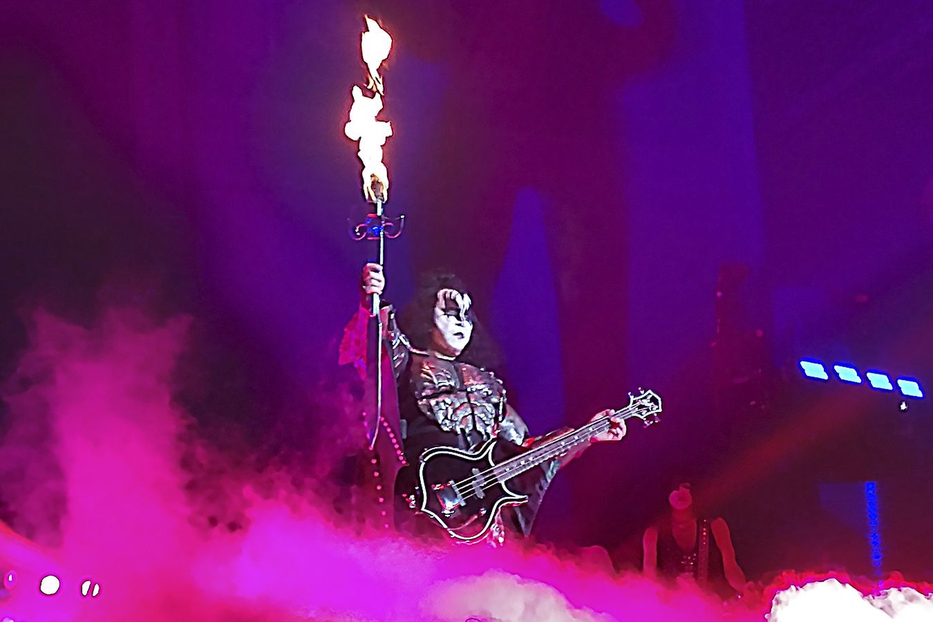 Gene Simmons pluł ze sceny ogniem oraz sztuczną krwią