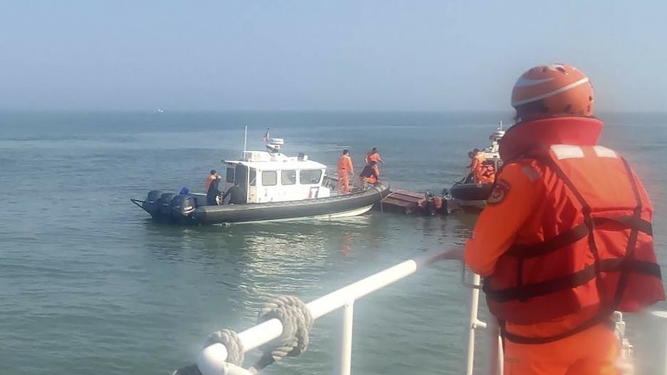  Tajwańska straż przybrzeżna dokonuje inspekcji statku, który wywrócił się podczas pościgu u wybrzeży archipelagu Kinmen