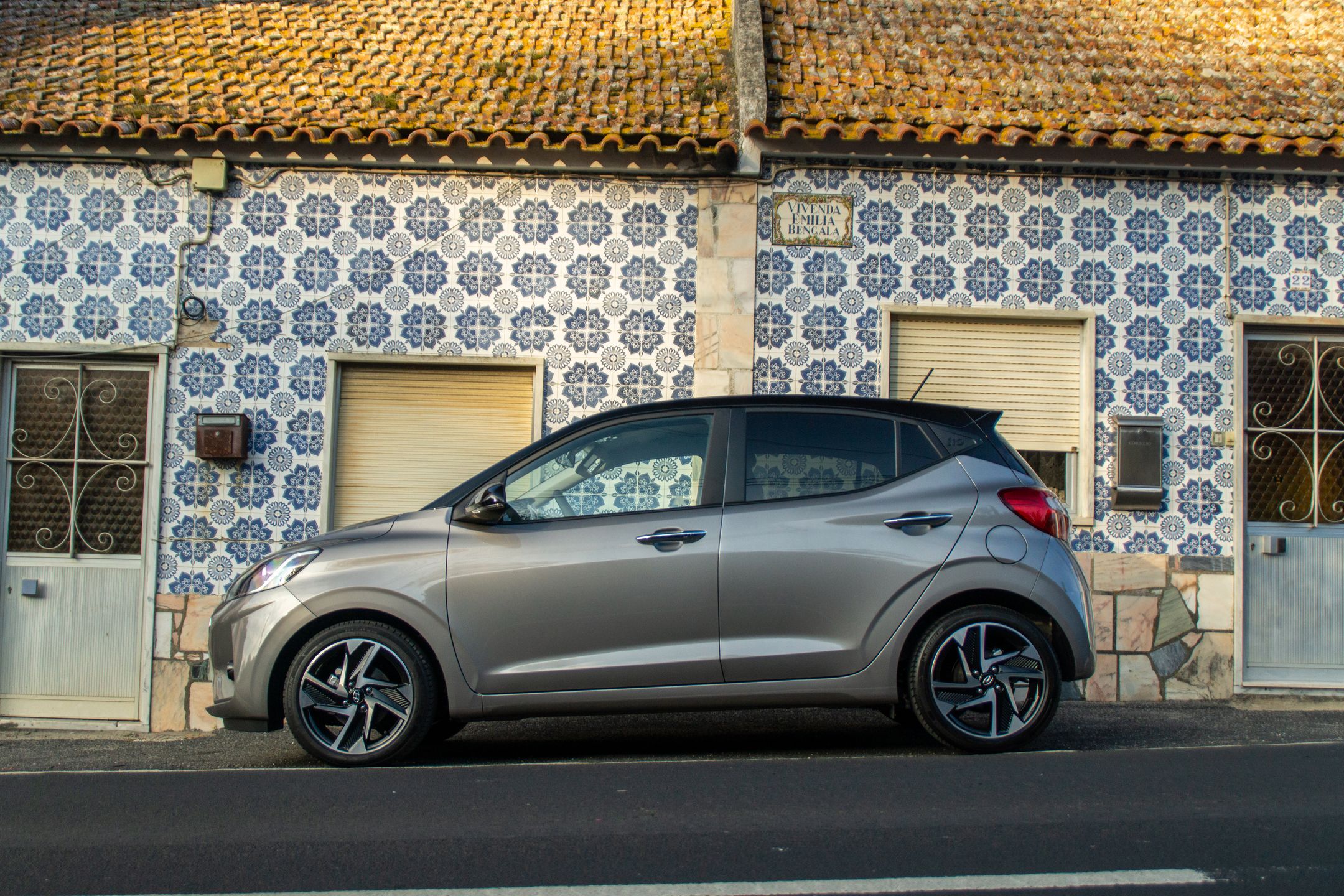 Na tle rywali, Hyundai i10 wypada nieco blado głównie pod kątem ceny, jednak w zamian oferuje bogate wyposażenie