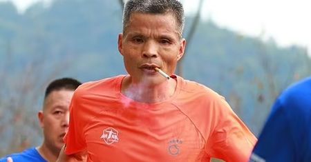 Biegnąc maraton, wypalił 20 papierosów. Czas Chińczyka jest imponujący