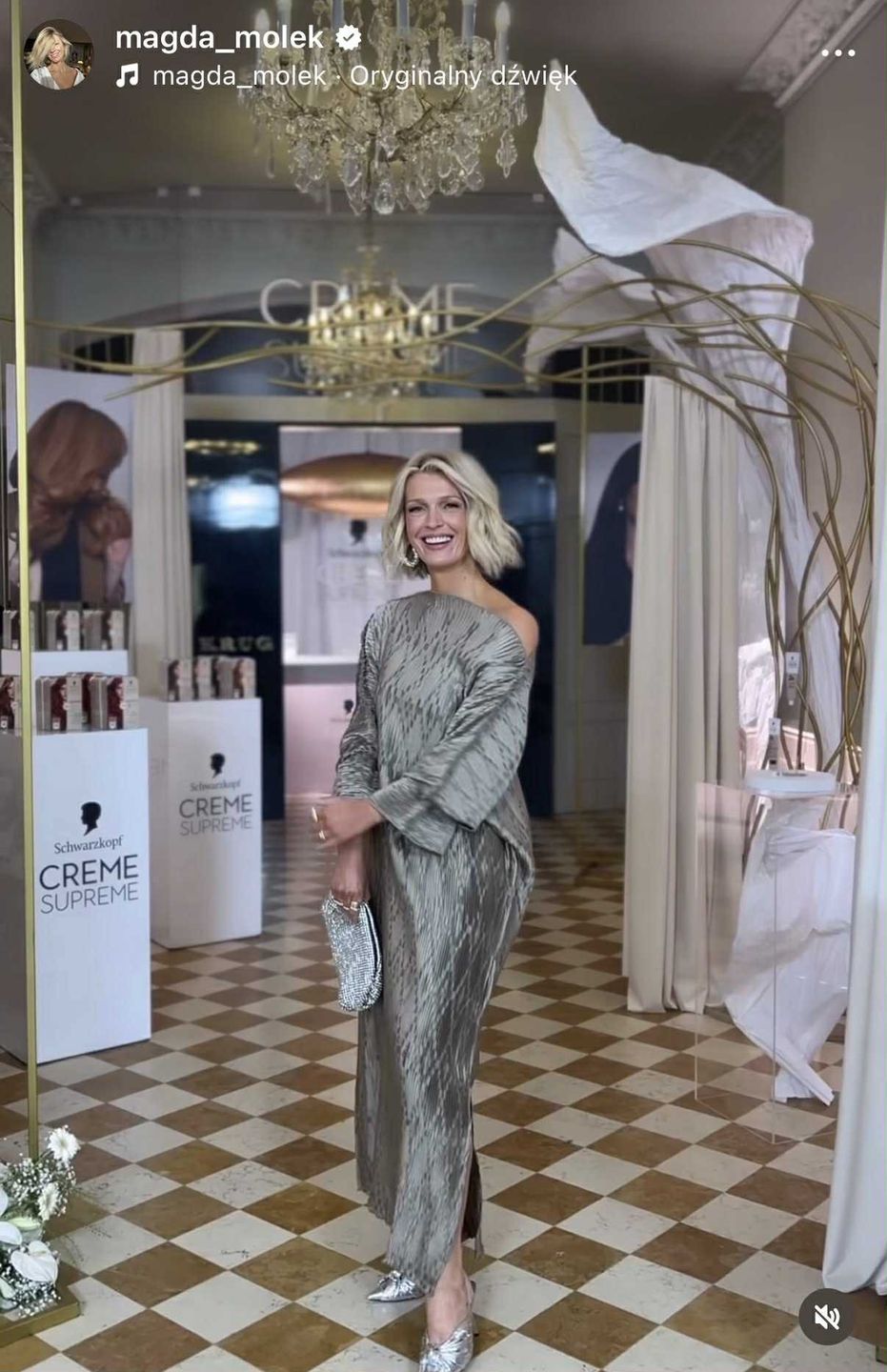 Magda Mołek w sukni z metalicznym połyskiem