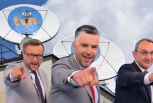 Wizerunki dziennikarzy Republiki z AI na tle siedziby TVN