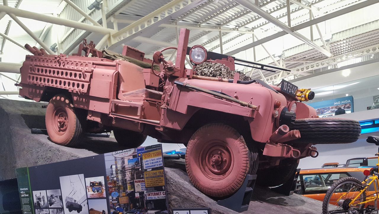 Różowy Land Rover brytyjskich sił specjalnych