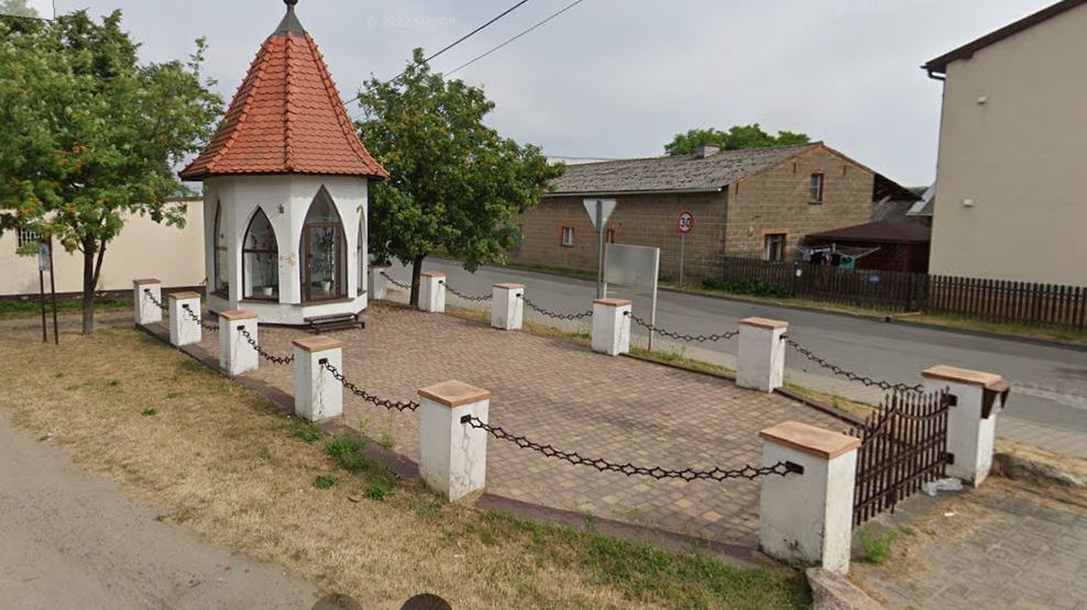 Kapliczka w miejscowości Jankowy. Właścicielka sklepu chce w tym miejscu wybudować parking