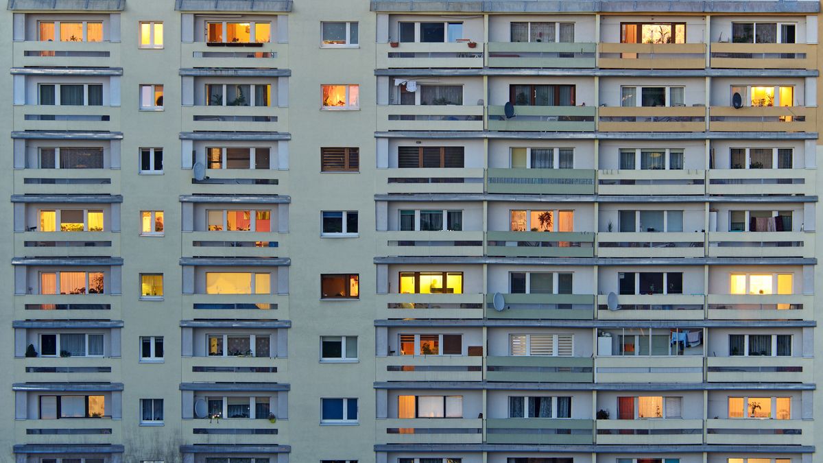 Tomasz Warszewski
polska, miasto, osiedle, bloki, mieszkania, noc, wieżowiec, ludzie, izolacja, dom, domy, wspólnota, okna, balkon, czynsz, woda, internet, koszt, dach, stare, rodzina, dzieci