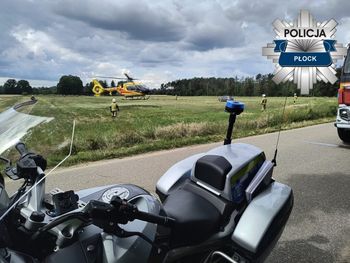 Powiat płocki: Motocyklista zjechał z drogi i uderzył w drzewo. Kierujący jest w stanie ciężkim