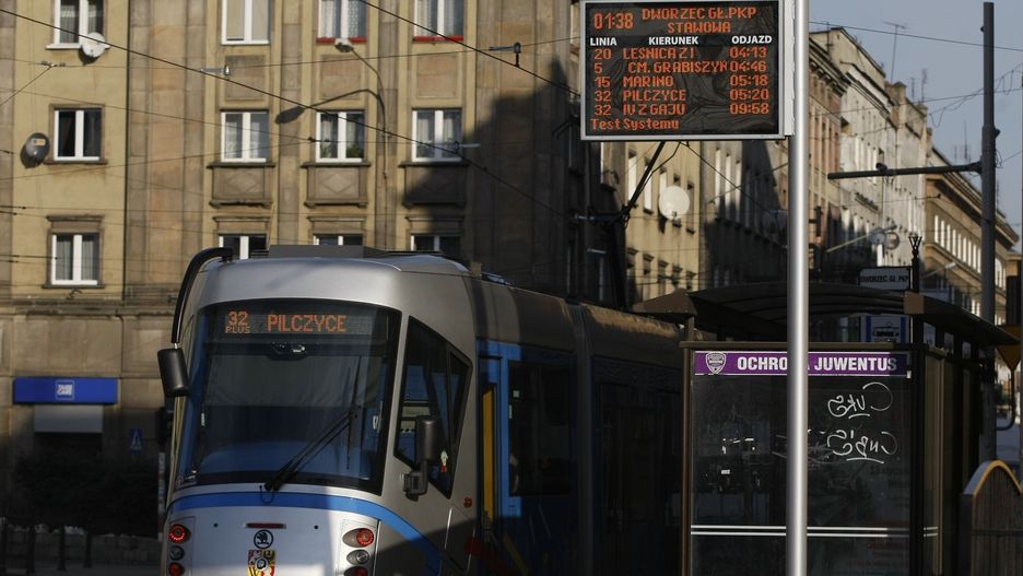 Od września niskopodłogowe tramwaje będą specjalnie oznaczane na elektronicznych tablicach