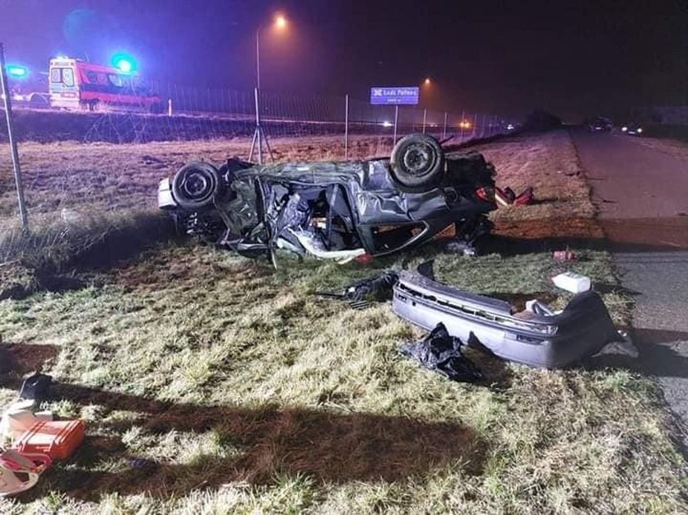 BMW, którym jechali nastolatkowie zostało kompletnie zniszczone