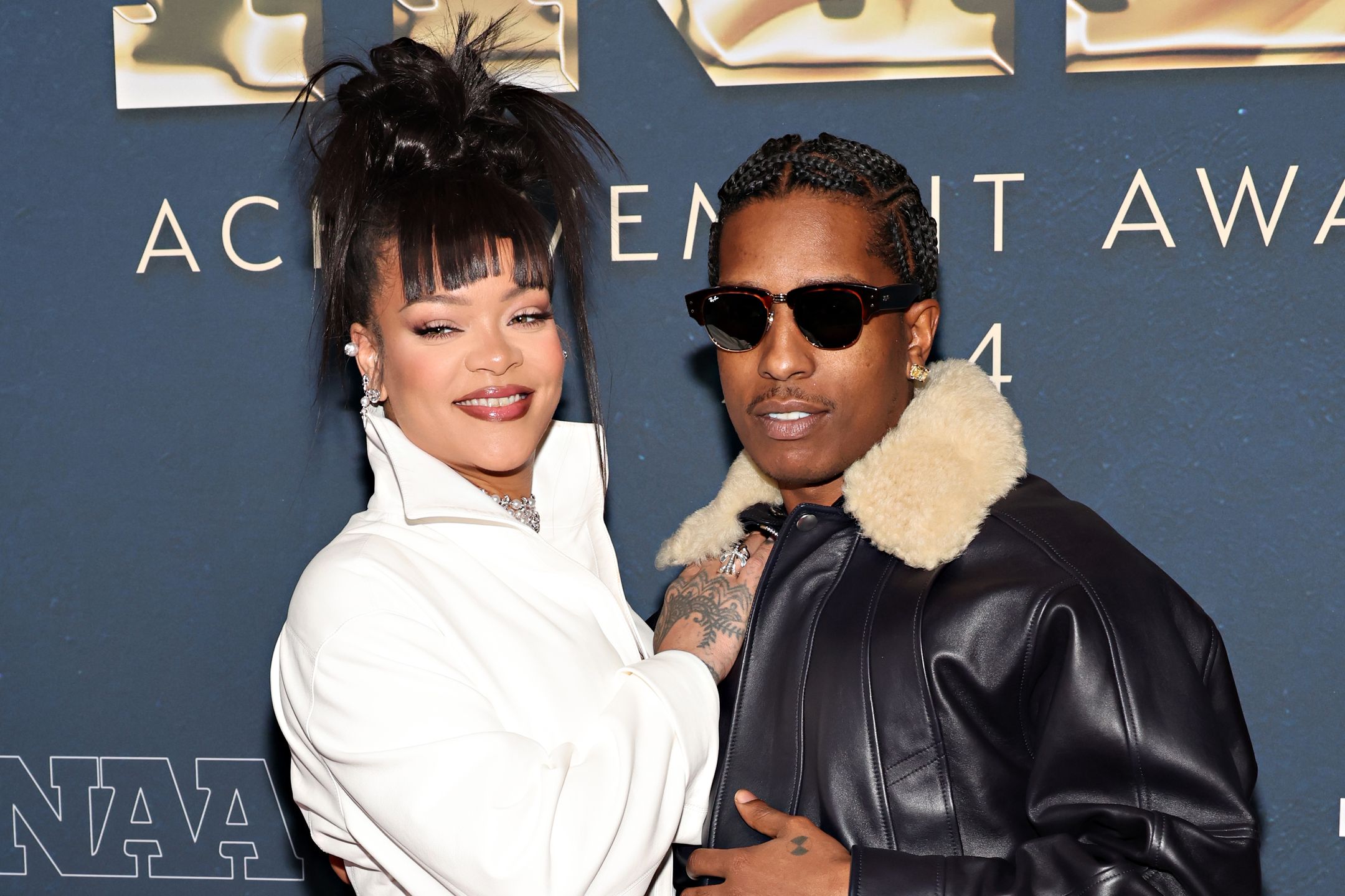 Rihanna odsłania skórę na potrzeby sesji bielizny ślubnej
