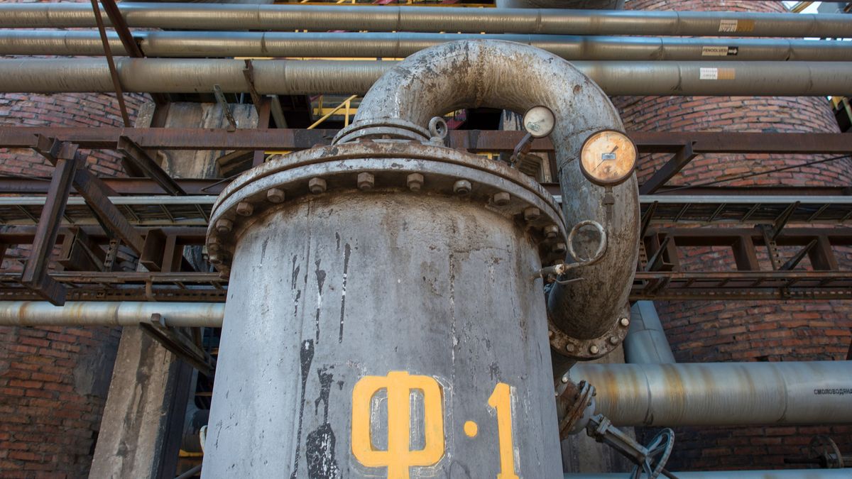 Oil shale pipes at the Viru Keemia Grupp AS (VKG) oil shale processing plant in Kohtla-Jarve, Estonia, on Tuesday, June 7, 2022. Oil hit a three-month intraday high on Monday amid rebounding demand from China and a significant tightening of the market following Russias invasion of Ukraine. Photographer: Peter Kollanyi/Bloomberg via Getty Images