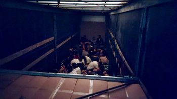 Byli ukryci w ciężarówce. Straż Graniczna przechwyciła 54 migrantów