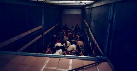 Byli ukryci w ciężarówce. Straż Graniczna przechwyciła 54 migrantów