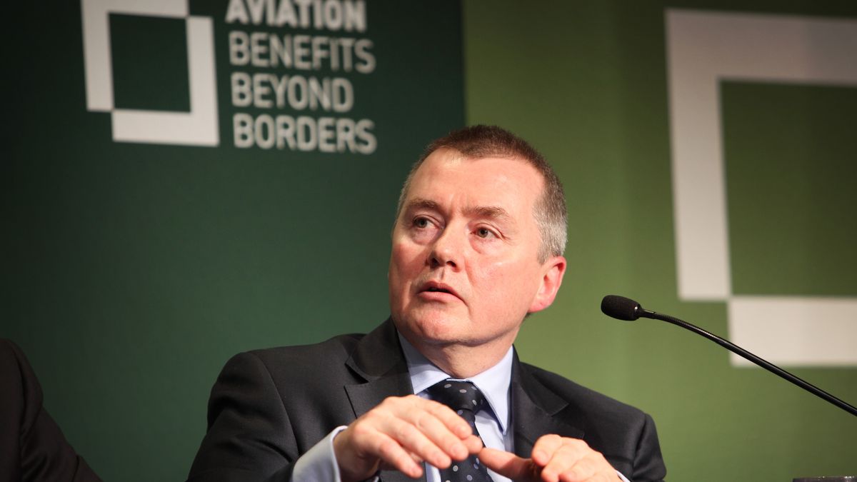 Willie Walsh, dyrektor generalny IATA, jest byłym prezesem British Airways. Z liniami lotniczymi związany jest od lat 80. XX wieku