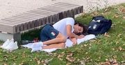 Sportowy skandal w Paryżu. Mistrz olimpijski śpi na trawie