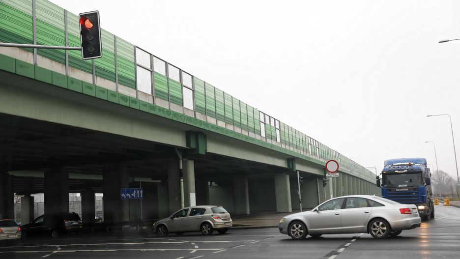 Warszawa. Zjazd z Południowej Obwodnicy Warszawy w ciągu trasy S2 na ulicę Puławską