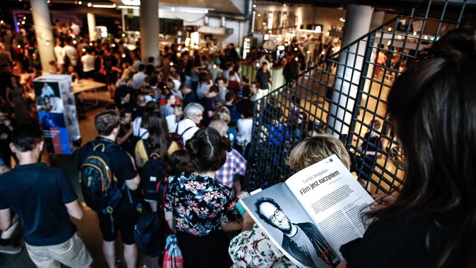 Tłumy widzów w kolejkach podczas festiwalu Nowe Horyzonty w 2019 r.