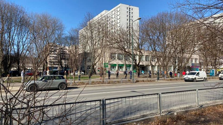 Warszawa. Do punktu pobierania wymazów przy ulicy Grzybowskiej prawie zawsze stoją długie kolejki