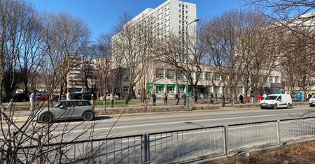 Warszawa. Długie kolejki przed punktami testowania na SARS-CoV-2. Trzeba trochę postać