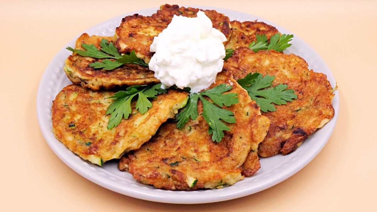 Przekładam placki na talerz i dodaję jogurt.