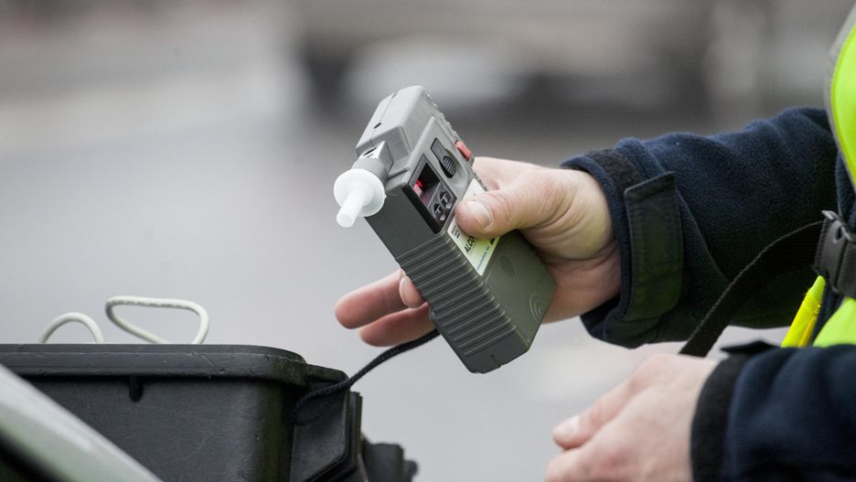 Alkomat
Micha� Walczak
alkotest, droga, ekspres�wka, karambol, motoryzacja, oblodzenie, policja, policjant, s7, samochody, samoch�d, si�demka, trasa, wypadek, zderzenie, zima