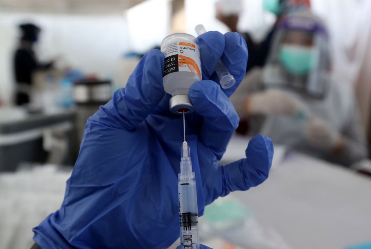 Czwarta dawka szczepionki przeciwko COVID-19 w Polsce. Minister Niedzielski przekazał nowe informacje