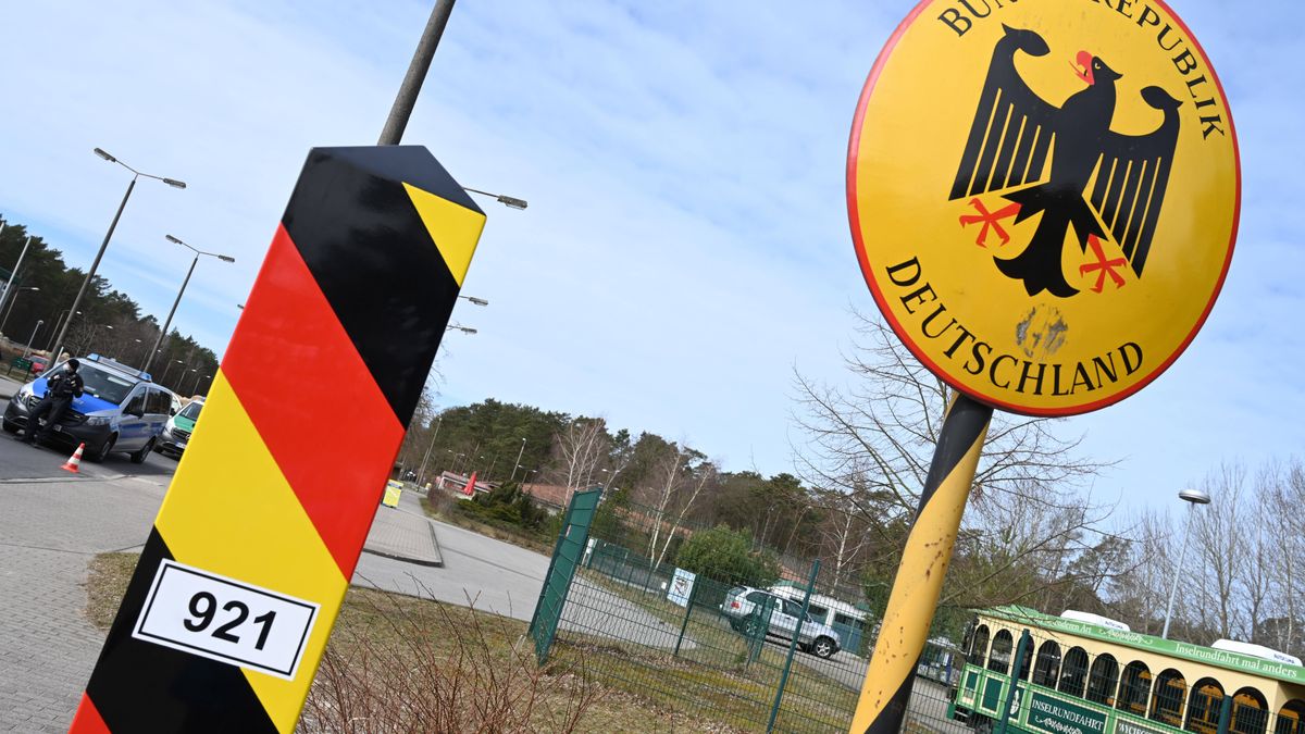 Coronavirus - German-Polish border near Ahlbeck
22 March 2021, Mecklenburg-Western Pomerania, Ahlbeck: Border crossing from Ahlbeck to Swinem�nde in Poland on the Baltic Sea island of Usedom. Due to a strong increase in the number of Corona infections, Poland has been classified as a high incidence area since 21.03.2021. Entry from there is only allowed with a negative Corona test. Photo: Stefan Sauer/dpa-Zentralbild/dpa 
Dostawca: PAP/DPA.
Stefan Sauer
Medicine, Corona, Covid-19, traffic, Border traffic, Border Commuters, coronavirus, covid, granica, Niemcy, niemiecko-polska, Polska, polsko-niemiecka