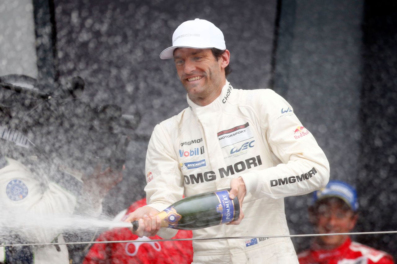 Mark Webber celebruje zwycięstwo w WEC (fot. Porsche)