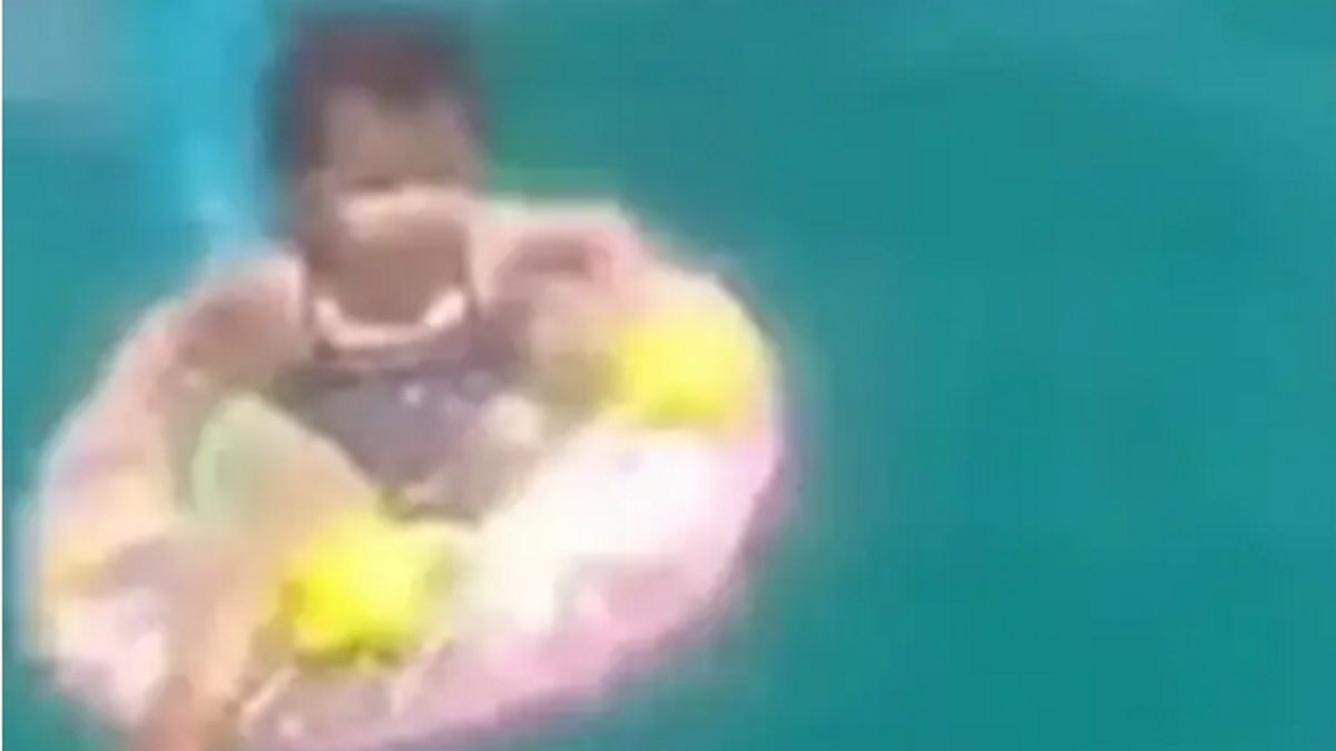 Dziecko dryfowało w dmuchanym kółku