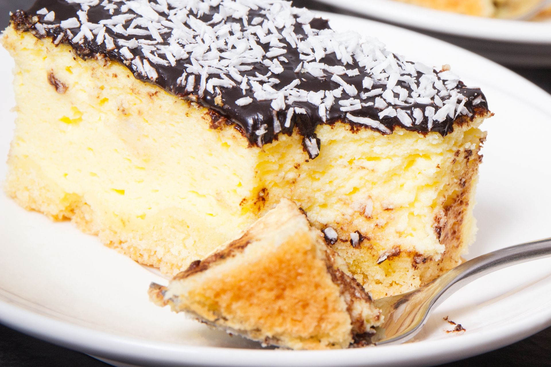 Układam w tortownicy i zalewam masą serową. Przepis dostałam od kuzynki i od razu stał się hitem każdych świąt